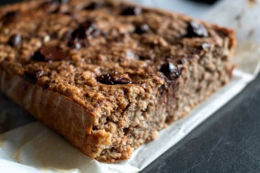 Ev yapımı yulaf ezmesi, muz ve çikolatalı pasta, sağlıklı atıştırmalıklar bir sürü vitamin ve lif.