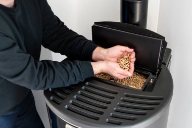 Oturma odasındaki pelet sobası, enerji