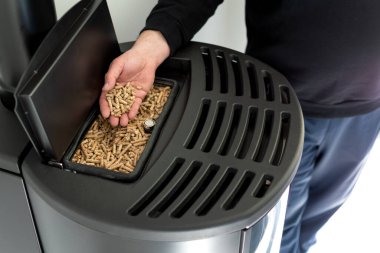 Oturma odasındaki pelet sobası, enerji