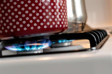 Gaz ocağında tencere, mutfakta fırın.