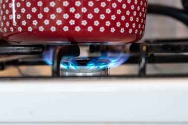 Gaz ocağında tencere, mutfakta fırın.