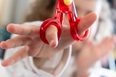 Çocuk otantik bir eğlence aktivitesiyle eğleniyor, motor becerileri gelişiyor.