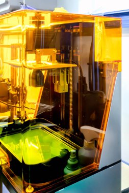 İç sergi salonunda 3D reçine yazıcısı