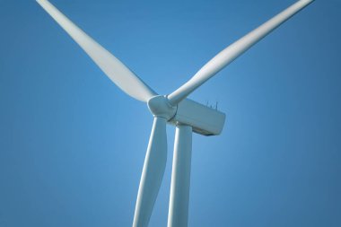 Rüzgar türbini güzel havayla birlikte doğada