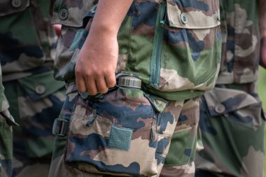 Fransız askeri kamuflaj üniforması içinde çalışıyor, Fransız ordusu.