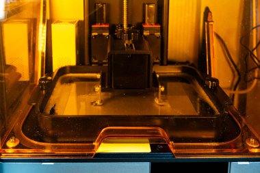 İç sergi salonunda 3D reçine yazıcısı