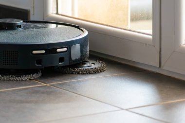 Robot elektrikli süpürge tozlu, gerçek hayat fotoğrafı, zaman kazandırıyor ve ulaşılması zor yerlere giriyor.