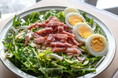 Haşlanmış yumurta ve pastırmalı karahindiba salatası, idrar söktürücü, vitamin, sağlıklı yiyecek.