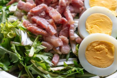 Haşlanmış yumurta ve pastırmalı karahindiba salatası, idrar söktürücü, vitamin, sağlıklı yiyecek.