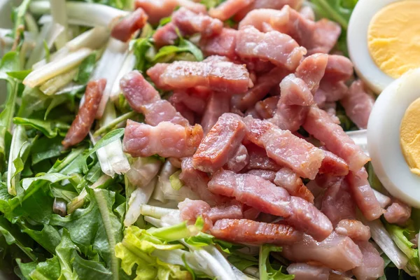 Haşlanmış yumurta ve pastırmalı karahindiba salatası, idrar söktürücü, vitamin, sağlıklı yiyecek.