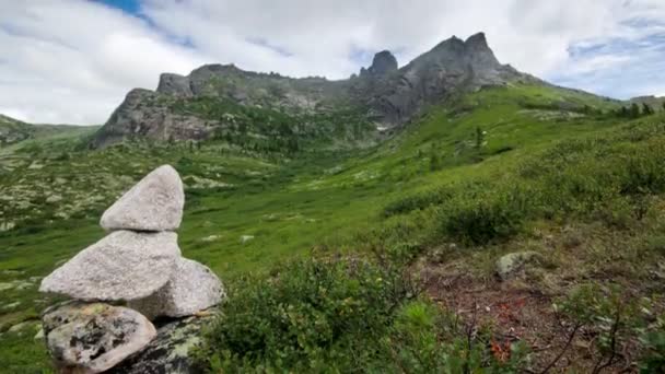 Paisaje de montaña, las nubes flotan — Vídeo de stock