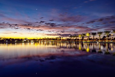 Phoenix, Arizona yakınlarındaki Tempe 'deki Riverview Park' ta gün doğumu