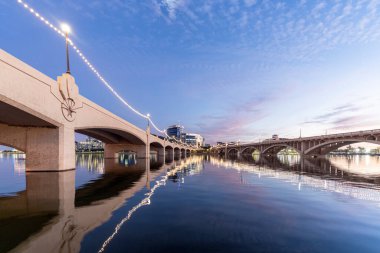 Tempe Town Gölü 'ndeki Twlight ve Phoenix, Arizona yakınlarındaki Tempe' deki Mill Avenue Köprüleri.. 