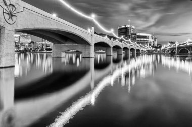 Tempe Town Gölü ve Mill Avenue Köprüleri Tempe, Arizona 'da alacakaranlıkta