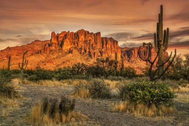 Phoenix, Arizona yakınlarındaki Sonoran Çölü 'ndeki Batıl inanç Dağı.