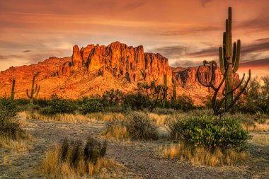 Phoenix, Arizona yakınlarındaki Sonoran Çölü 'ndeki Batıl inanç Dağı.