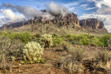 Phoenix, Arizona yakınlarındaki Sonoran Çölü 'ndeki Batıl inanç Dağı.