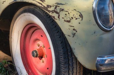 Arizona 'da eski bir köy arabası bulundu.