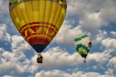 Havasu Gölü Balon Festivali 'nde bulutlu bir gökyüzünün altında yüzen sıcak hava balonu..