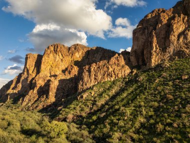Sonoran Çölü manzarası ve Phoenix, Arizona yakınlarında bulutlu bir gökyüzü.