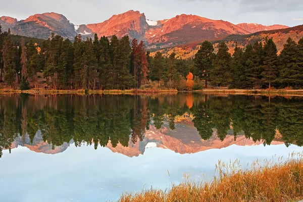 Rocky Mountain N.P gölde Sprague mt. Hallet reflecred.