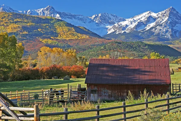 Ranch am Fuße der San-Juan-Berge in Colorado lizenzfreie Stockfotos