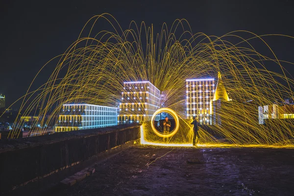 Spettacolo di fuoco sul tetto notturno — Foto Stock