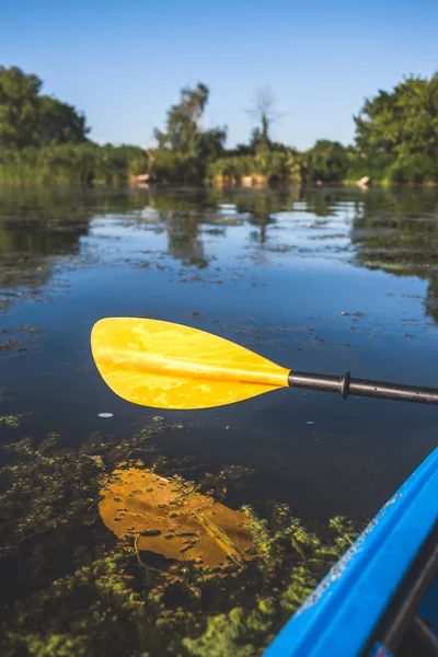 Canoe bow on lake — Stock Photo, Image