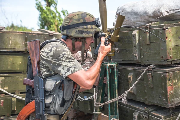 Ukrainischer Soldat auf seinem Posten — Stockfoto