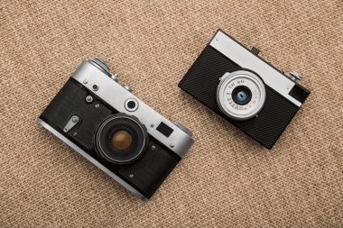 Eski kumaş arka plan üzerinde Vintage fotoğraf makinesi