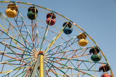 Mavi gökyüzünde dönme dolap