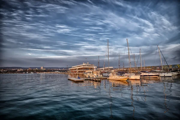 Yachts et bateaux dans le port . — Photo