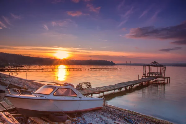 Vecchio molo in legno con gazebo — Foto Stock