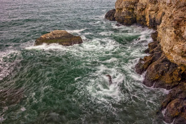 Verbazingwekkende Zeegezicht Bij Stenen Kliffen Rauwe Kust — Stockfoto