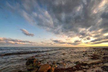Karadeniz 'de inanılmaz bir gün batımı. Yatay görünüm dinleniyor. 