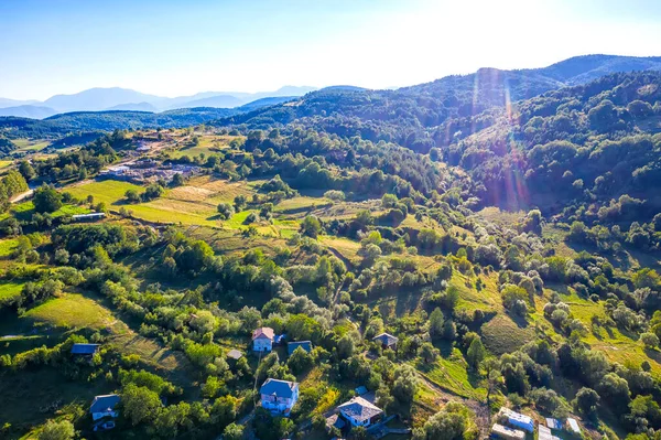 Vista Aérea Drone Belas Colinas Montanha Com Casas Árvores Foto — Fotografia de Stock