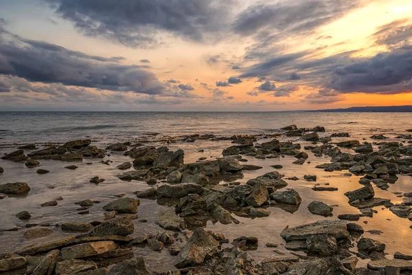 Каменный Пляж Закате Сумерки Море Небо Драматическое Небо Облака Природа — стоковое фото