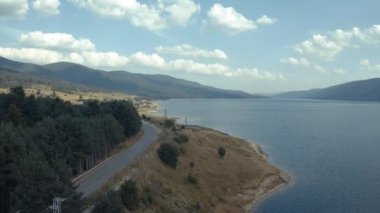 Göl kıyısındaki yolda bir İHA 'dan uçuş.