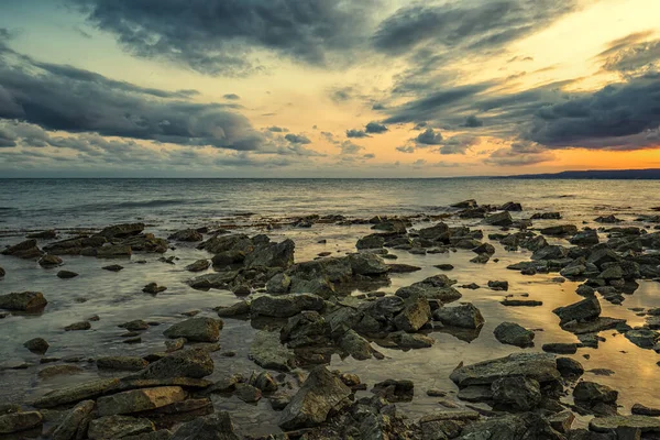 Steinstrand Bei Sonnenuntergang Zwielicht Meer Und Himmel Dramatischer Himmel Und — Stockfoto