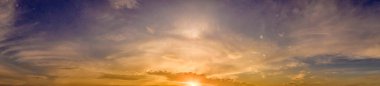 Gün batımında bulutlu gökyüzünün panoramik görüntüsü