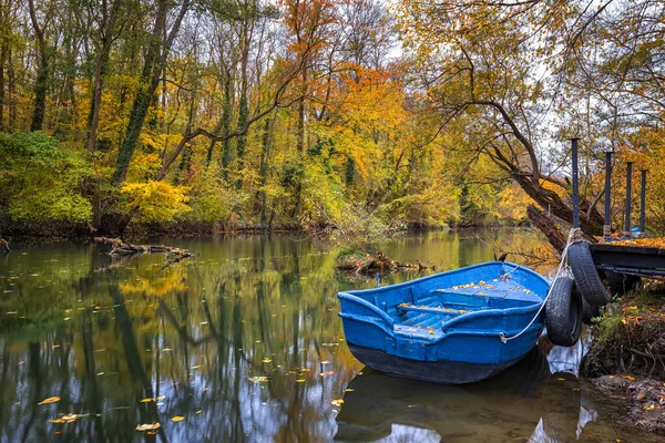 Rıhtımdaki Renkli Sonbaharda Yansıtan Bir Tekne — Stok fotoğraf
