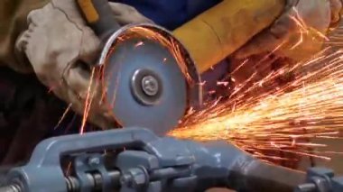 Çelik Metal, Demir ve Kıvılcımlar İçin Smooths ile Öğütme Çalışmaları.