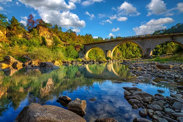 Úžasný Výhled Klidnou Řeku Starý Kamenný Most — Stock fotografie
