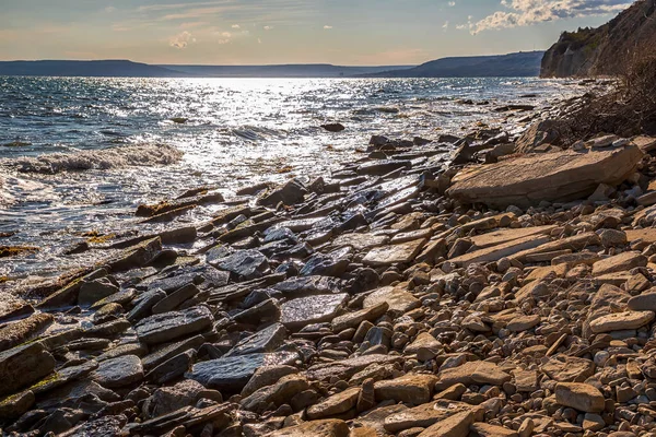 Karadeniz Kıyısındaki Taştan Bir Sahilde Yatay Görünüm Dinleniyor — Stok fotoğraf