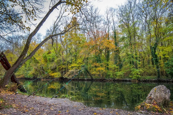Erholung Mit Angeln Einem Fluss Wald Der Herbstfarben — Stockfoto
