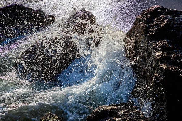 Близький Вид Морських Хвиль Розбився Скелях Краса Водяний Спрей — стокове фото