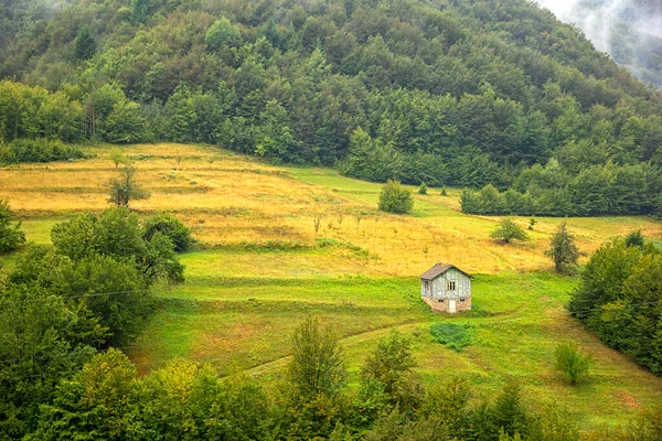 Solo Casa Madera Vieja Una Colina Una Montaña Vista Idílica —  Fotos de Stock