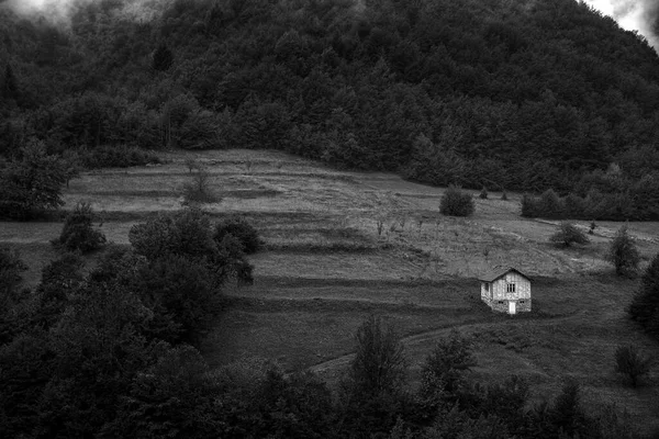 Einsames Altes Haus Auf Einem Hügel Einem Berg Schwarz Weiß — Stockfoto