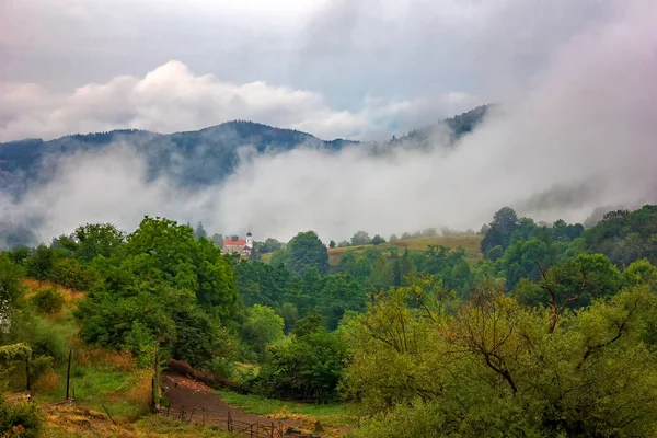 Bellezza Paesaggio Montano Con Solo Edificio Nebbia Sopra Montagna — Foto Stock