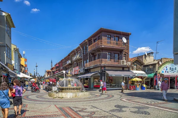 Edirne, Türkiye - 29 Ağustos 2019: Türkiye 'nin Edirne kentindeki Çeşme ve yayaların manzarası.